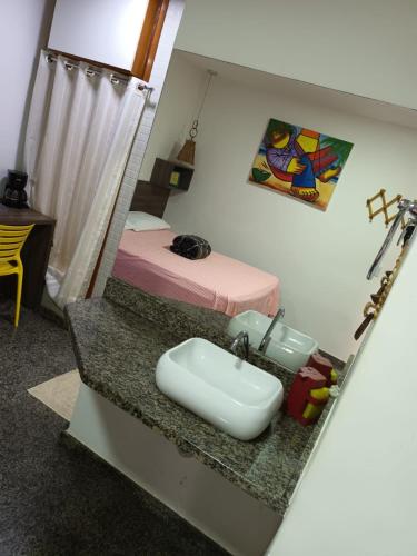 Кровать или кровати в номере SEGUNDA CASA - Seu cantinho em Guarapari, 1 minuto a pé da Praia do Morro! Suítes confortáveis e modernas - Para casal ou para grupos de até 4 pessoas