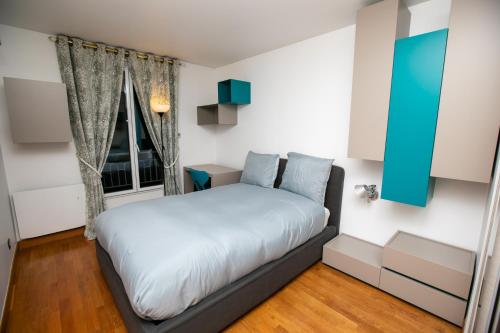 sypialnia z łóżkiem i oknem w obiekcie Luxury Apartment Terrace Trocadéro Eiffel Tower Climatisé w Paryżu