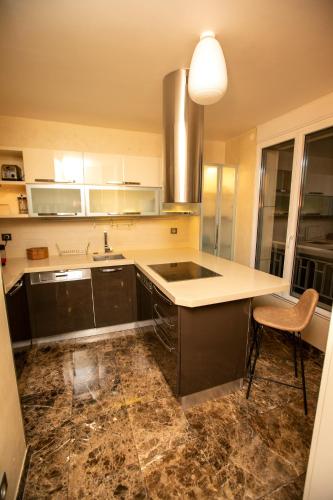 une cuisine avec un évier et un plan de travail dans l'établissement Luxury Apartment Terrace Trocadéro Eiffel Tower Climatisé, à Paris