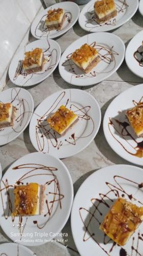 een groep witte borden met desserts erop bij Amskou Luxury Desert Camp in Merzouga