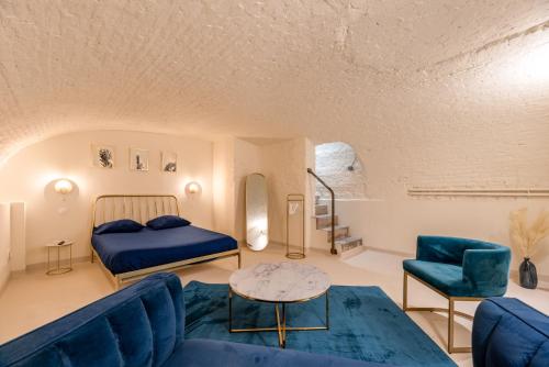 um quarto com uma cama, um sofá e uma mesa em Appartement Le Médicis - 2 chambres em Rouen