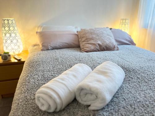 Modern Spacious studio close to stationにあるベッド