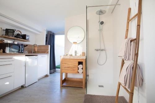 Dapur atau dapur kecil di Lovina Chambre de charme avec jaccuzi