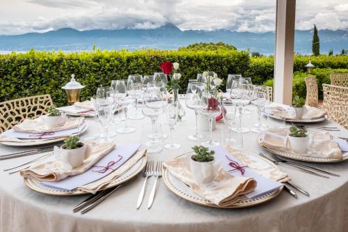 einen Tisch mit einem weißen Tischtuch und Gläsern darauf in der Unterkunft Le Gemme Suite B&B in Verona