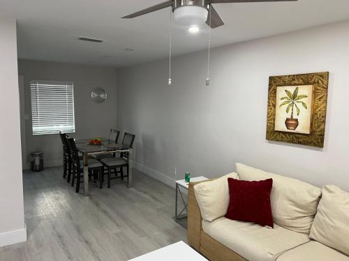 sala de estar con sofá y mesa en SEA ECHO APPARTMENT MOTEL, en Fort Lauderdale