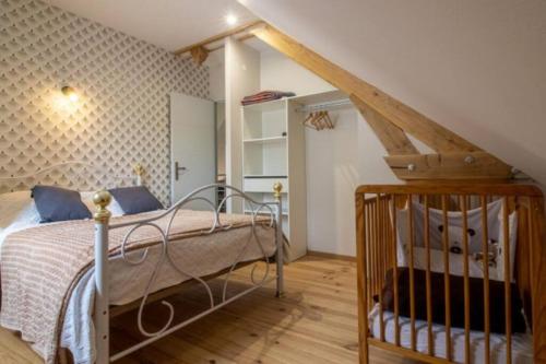 ein Schlafzimmer mit einem Bett und einer Treppe in der Unterkunft Eden des Pyrénées in Arcizans-Avant
