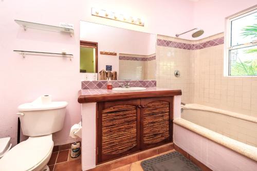Koupelna v ubytování Casa Gatos Suites
