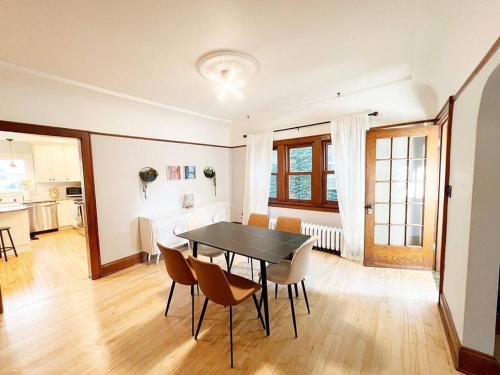 een keuken en eetkamer met een tafel en stoelen bij The Cambridge House in Milwaukee