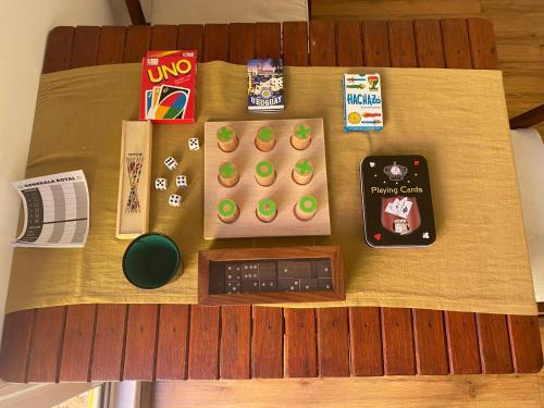 uma mesa coberta com uma mesa com um jogo sobre ela em Casa Calma em Colônia do Sacramento