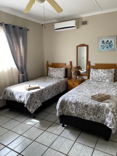 Katil atau katil-katil dalam bilik di Acquila Guest House