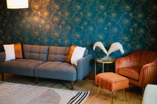 een woonkamer met een bank en een stoel bij The Cambridge House in Milwaukee