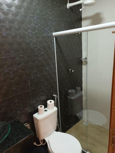 Ванная комната в SEGUNDA CASA - Seu cantinho em Guarapari, 1 minuto a pé da Praia do Morro! Suítes confortáveis e modernas - Para casal ou para grupos de até 4 pessoas