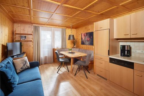 Kuchyňa alebo kuchynka v ubytovaní Alpenblühn Appartements Tschagguns