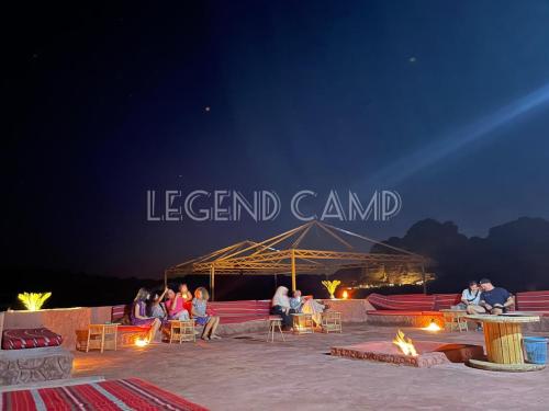 um grupo de pessoas sentadas numa praia à noite em Rum Hatem Camp em Wadi Rum