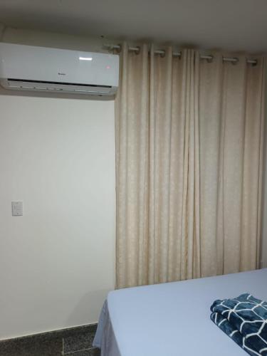 Кровать или кровати в номере SEGUNDA CASA - Seu cantinho em Guarapari, 1 minuto a pé da Praia do Morro! Suítes confortáveis e modernas - Para casal ou para grupos de até 4 pessoas