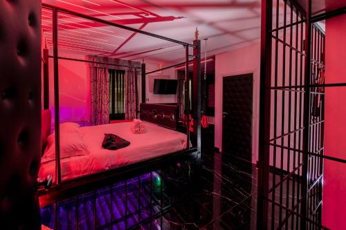 um quarto vermelho com uma cama numa gaiola em Suite Luxury BDSM em Roma