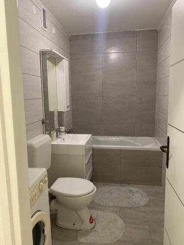 łazienka z toaletą, umywalką i wanną w obiekcie Blue Sky Apartment w Zagrzebiu
