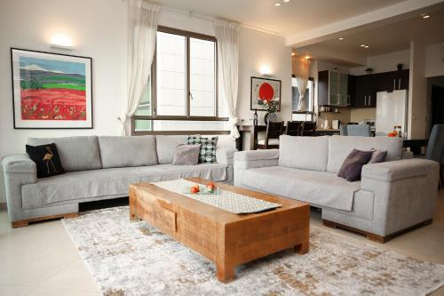 Χώρος καθιστικού στο Sea View Apartment Prime Location On The Beach