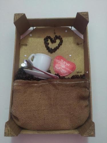 a box with a cup and a spoon and a teaucer at Nido delle meraviglie in Canelli