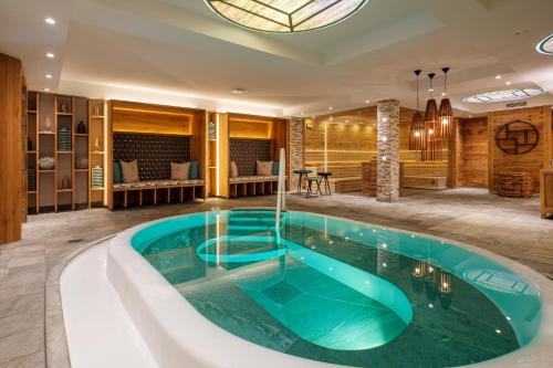 Bazén v ubytování Sonnenalp Resort nebo v jeho okolí