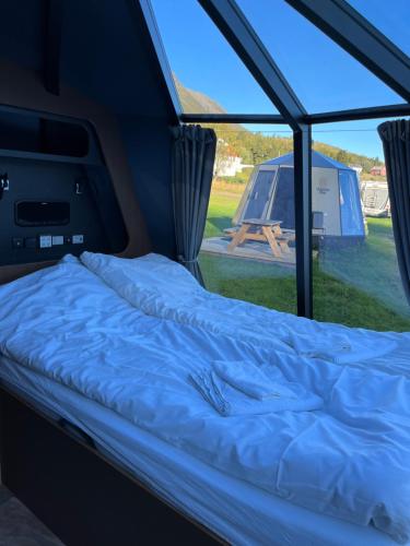 Posto letto in tenda con vista su un tavolo da picnic. di Elvegård Fjordcamp a Grov