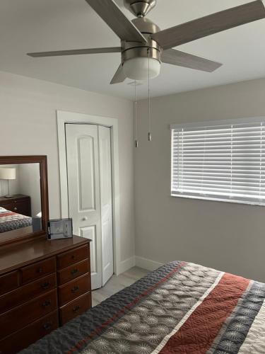 a bedroom with a bed and a ceiling fan at SEA ECHO APPARTMENT MOTEL in Fort Lauderdale