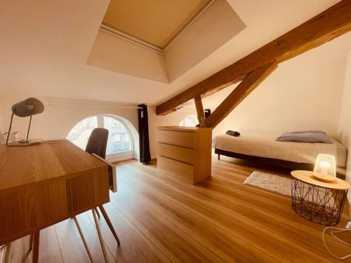 une chambre avec un lit et un bureau dans une pièce dans l'établissement Bel Appart' 4 chambres duplex Durafour, à Saint-Étienne