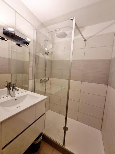 une salle de bain avec douche et lavabo dans l'établissement 100 m de la plage - Les Cigales de Mer - Studio Cabine - Parking, au Grau-du-Roi