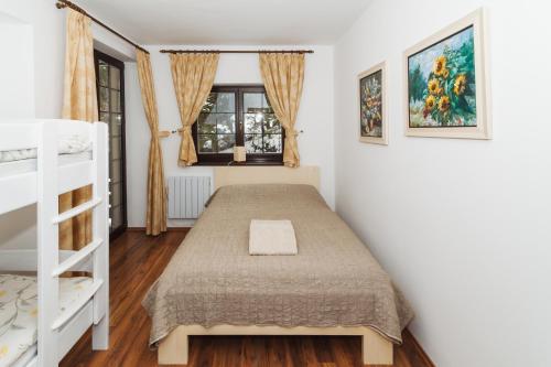 1 dormitorio con 1 cama y 1 litera en Vila Helena - Apartmán Helena 3, en Ružomberok