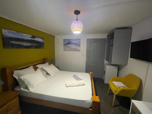 1 dormitorio pequeño con 1 cama y TV en CACAO LODGE, en Mamoudzou