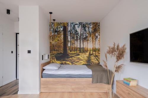 華沙的住宿－MGM HOME Wawer Międzylesie Centrum Zdrowia Dziecka，一间卧室,卧室配有一张位于森林皮革和粘贴壁画中的床铺
