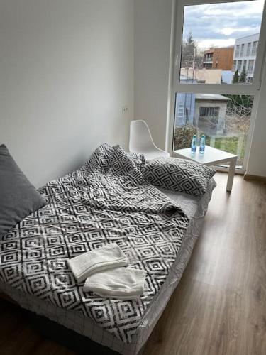 un letto in una stanza con una sedia e una finestra di Rezydencja Wyłom a Poznań