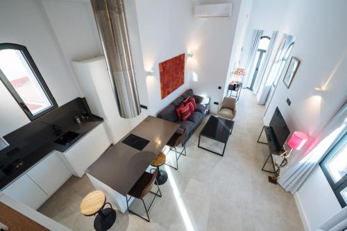 vistas panorámicas a una sala de estar con mesa y sillas en apartamentos montevideo 6 en Sevilla