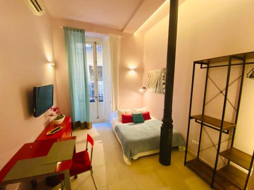 馬德里的住宿－Apartamentos Puzzle Madrid Sol，客房设有带一张床和一张书桌的卧室。