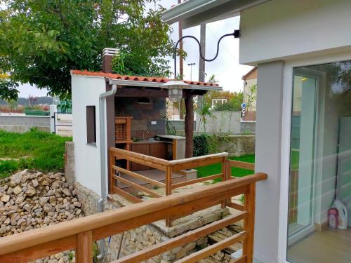 a small outdoor kitchen on the side of a house at CASINHA DO RIO in Soure