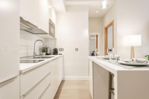 A kitchen or kitchenette at Cozy apartment with parking in the center by REMS