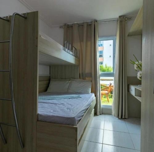 - une petite chambre avec des lits superposés et une fenêtre dans l'établissement flatmaravilha, à Porto de Galinhas