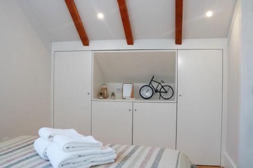 een slaapkamer met een bed en een kast met een klok bij Fabulous apartment by Douro River in Porto