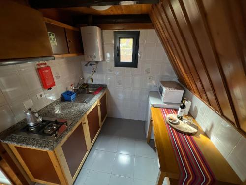una pequeña cocina con fogones y encimera en Abrigo da Serra- Nature Trails, en Santana