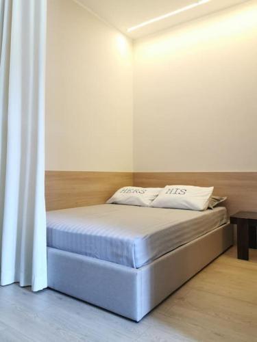 a bed with two pillows on it in a room at Apartman Noa in Široki Brijeg