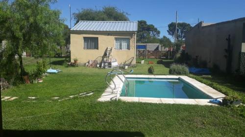 una pequeña piscina en un patio con una casa en WENDY Ranch en 