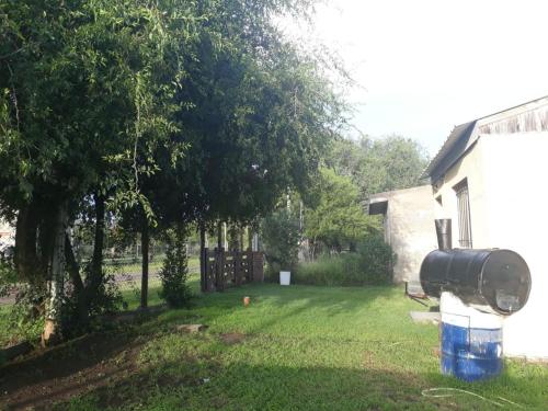un patio con un tanque de agua al lado de una casa en WENDY Ranch en 