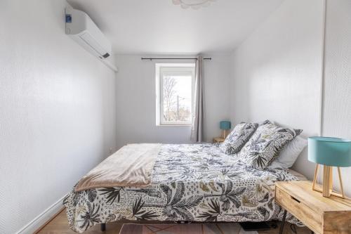 Schlafzimmer mit einem Bett und einem Fenster in der Unterkunft Maison de campagne & SPA, Barbecue, Clim, WIFI 