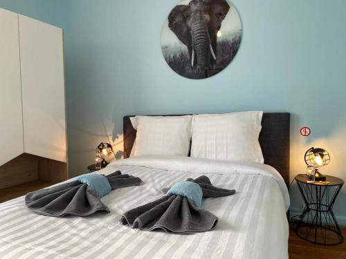 Una cama con toallas y un elefante. en Le Melunais, en Melun