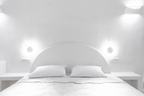 Gallery image of Sun Naam Home Santorini with heated jacuzzi in Karterados