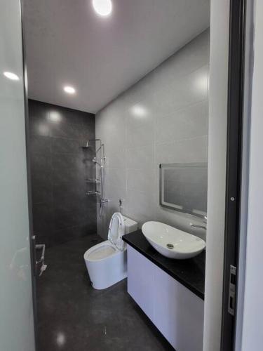 y baño con lavabo y aseo. en Nhà nguyên căn T Home BMT en Buon Ma Thuot