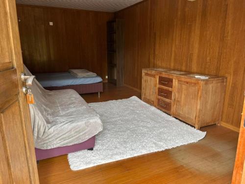 ブーライユにあるBourail take restのベッドとドレッサー付きの小さな部屋です。