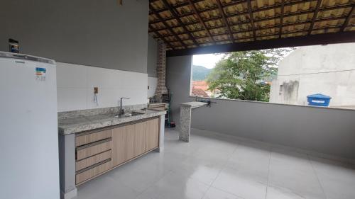 cocina con fregadero y ventana grande en Casa do Sérgio, Lindo loft-02 moderno e confortável., en Paraty