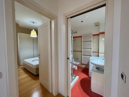 łazienka z łóżkiem, umywalką i toaletą w obiekcie Dolada, meraviglia nel centro di Belluno w mieście Belluno