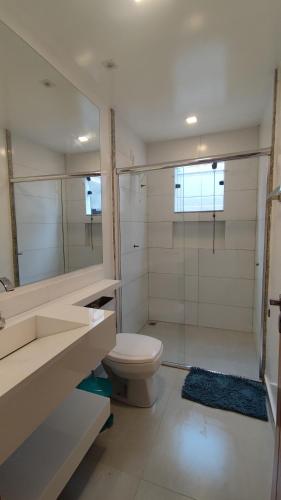 a bathroom with a toilet and a sink and a shower at Casa do Sérgio, Lindo loft-02 moderno e confortável. in Paraty